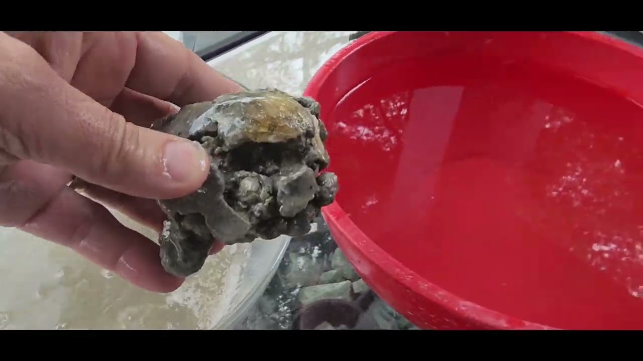 Does vinegar clean calcite crystals well?