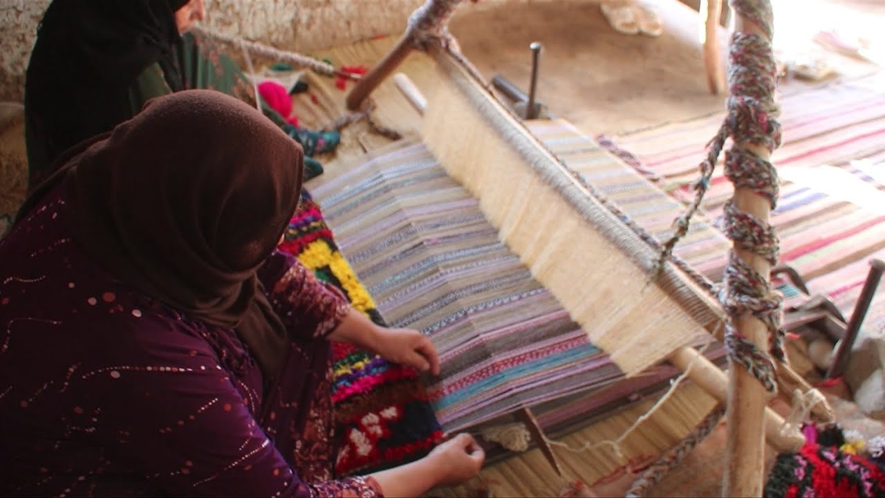 شقيقتان من الحسكة يحافظان على صناعة السجاد اليدوي