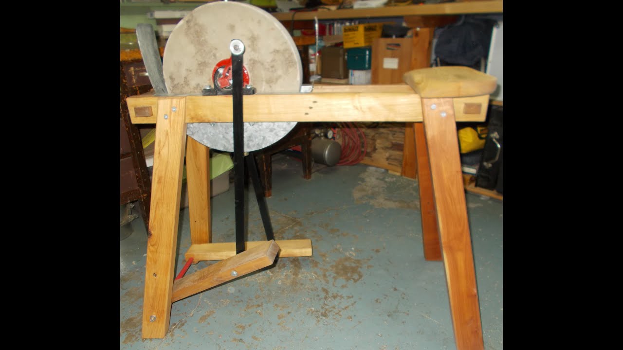 Meule antique à pédale / Antique treadle grindstone