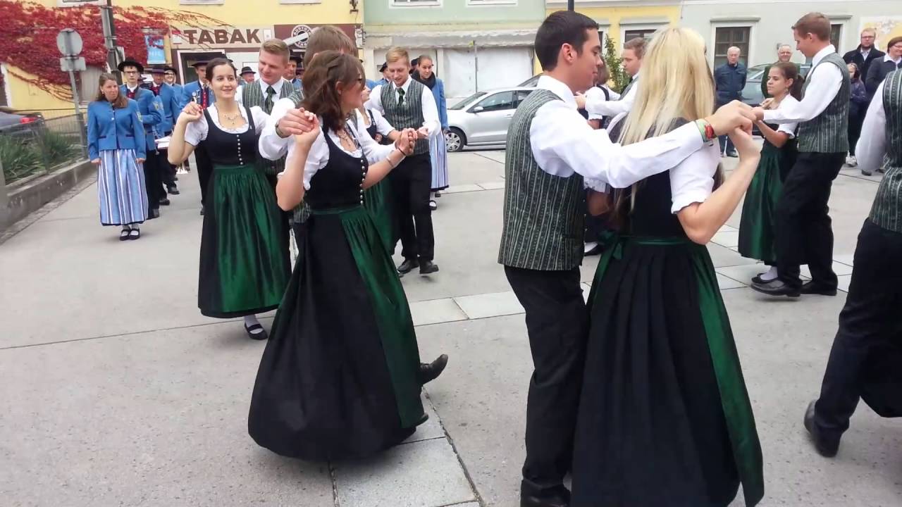 Volkstanz beim Erntedankfest der Pfarre Petzenkirchen 2016