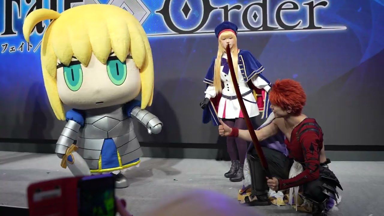 【4K】2025_03_23 AnimeJapan2025　FGOブース　オフィシャルコスプレイヤー　セイバー着ぐるみとワチャワチャ