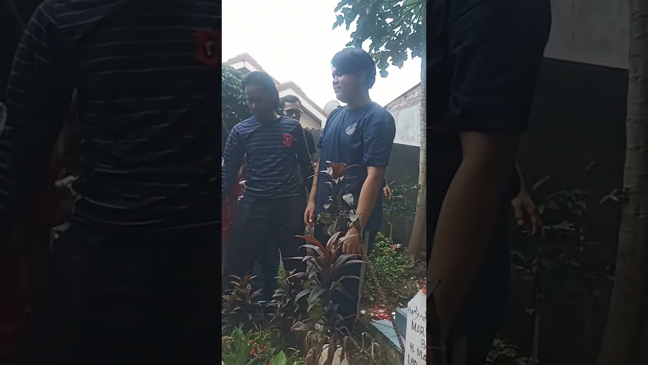 ziarah bersama kelurga ke makam orangtua