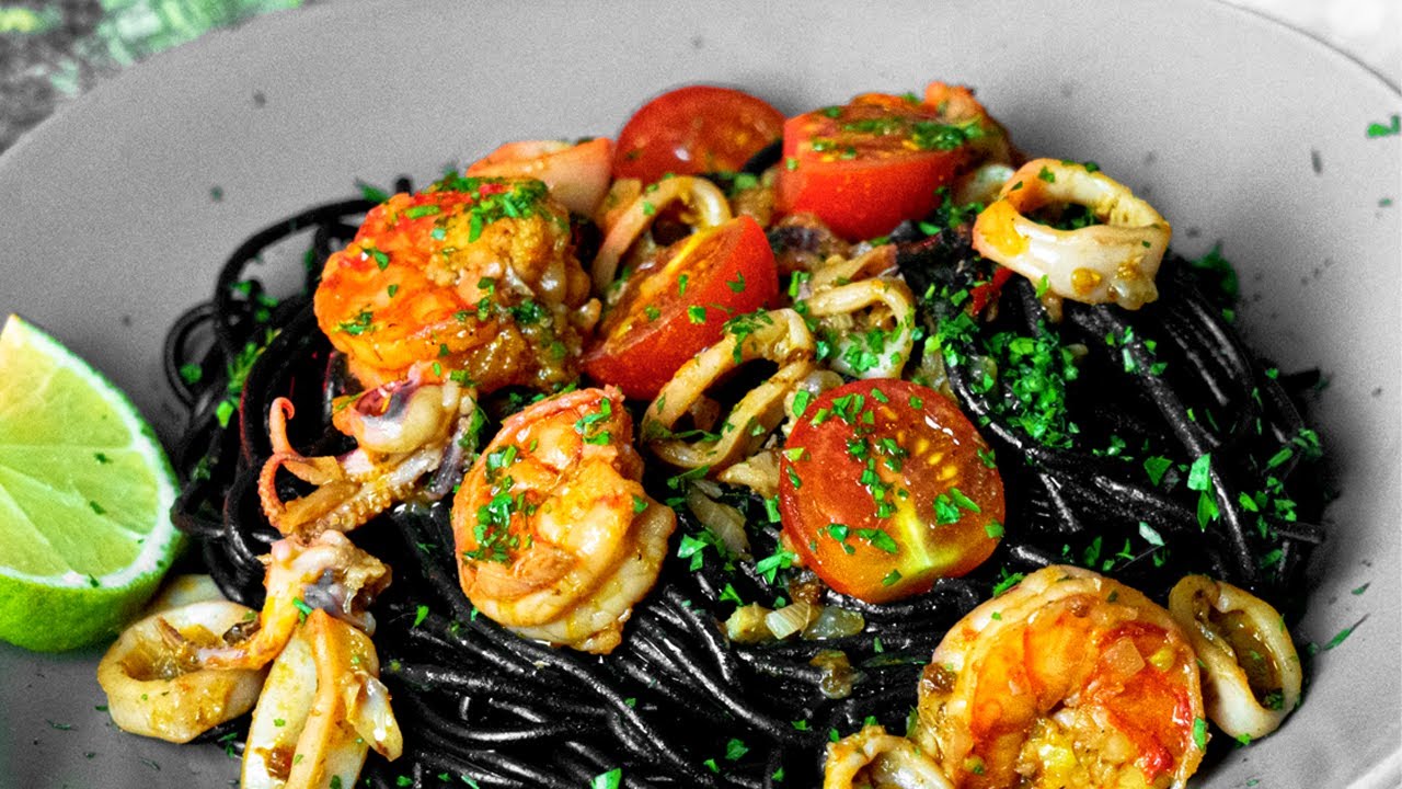 SQUID INK Спагетти с черными тигровыми креветками и кальмаром