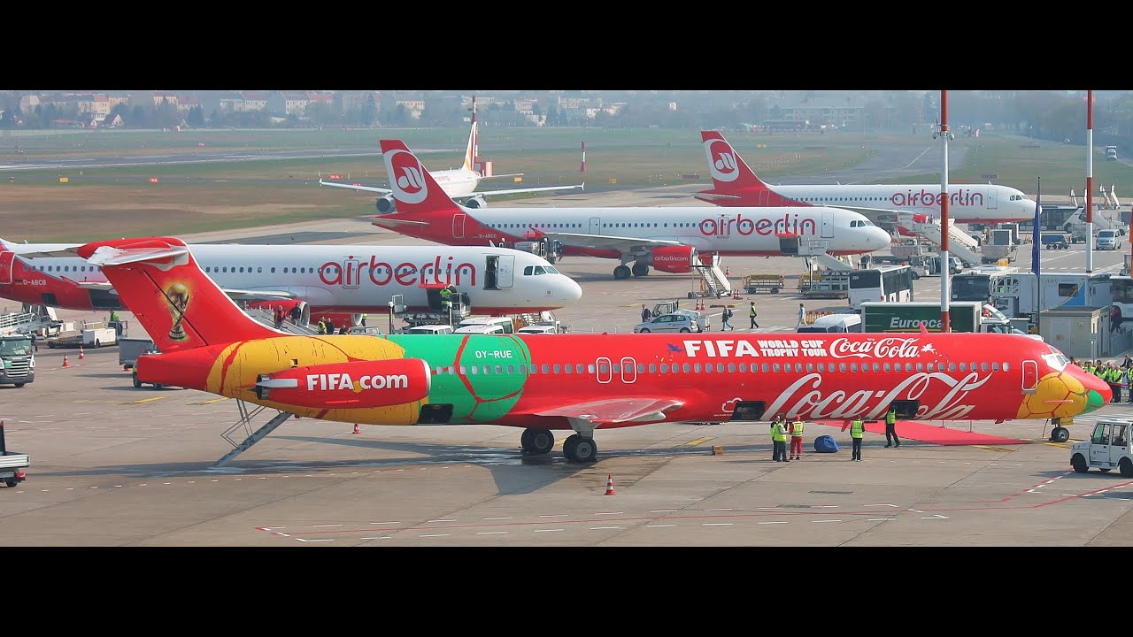 Danish Air Transport McDonnell Douglas MD-83 OY-RUE mit Wasserfont&auml;ne am Flughafen Berlin Tegel