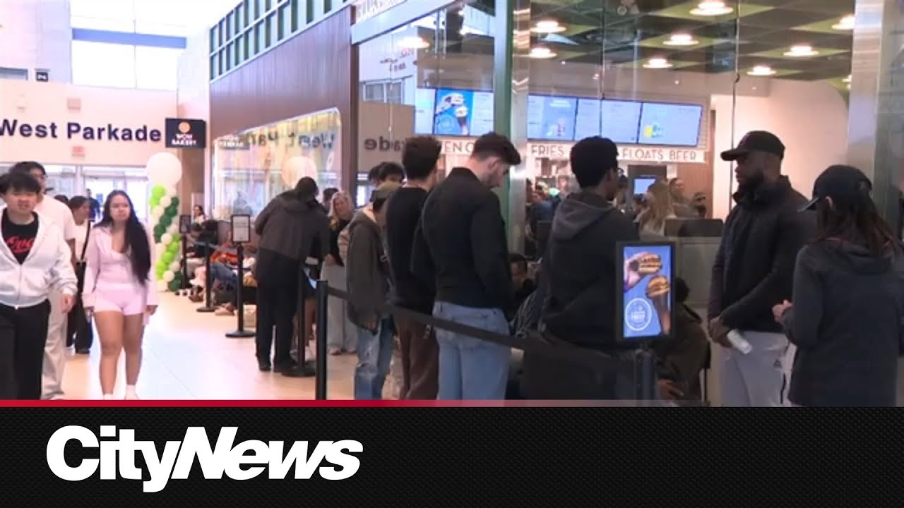 Ludzie ustawiają się w kolejce już na początku otwarcia nowego lokalu z burgerami Shake Shack w C...