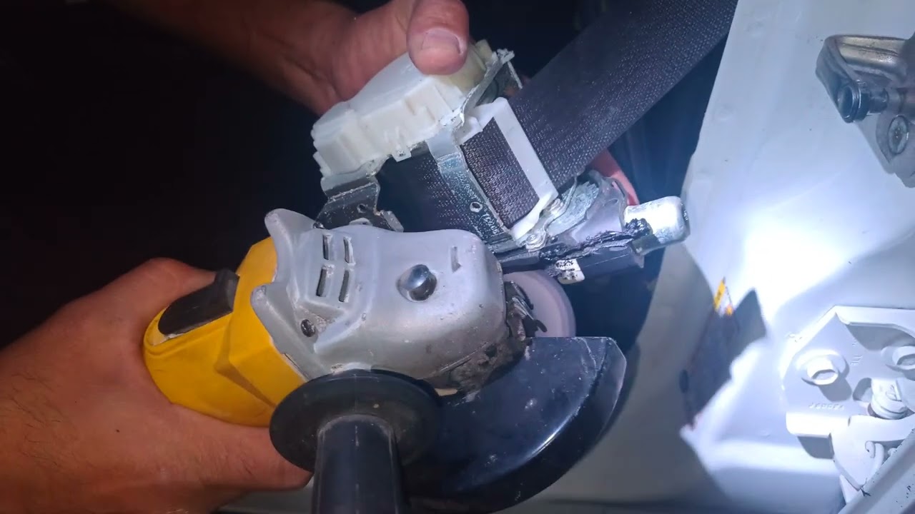Como destrabar cinturon de seguridad Chevrolet GMC sierra Camaro Silverado.