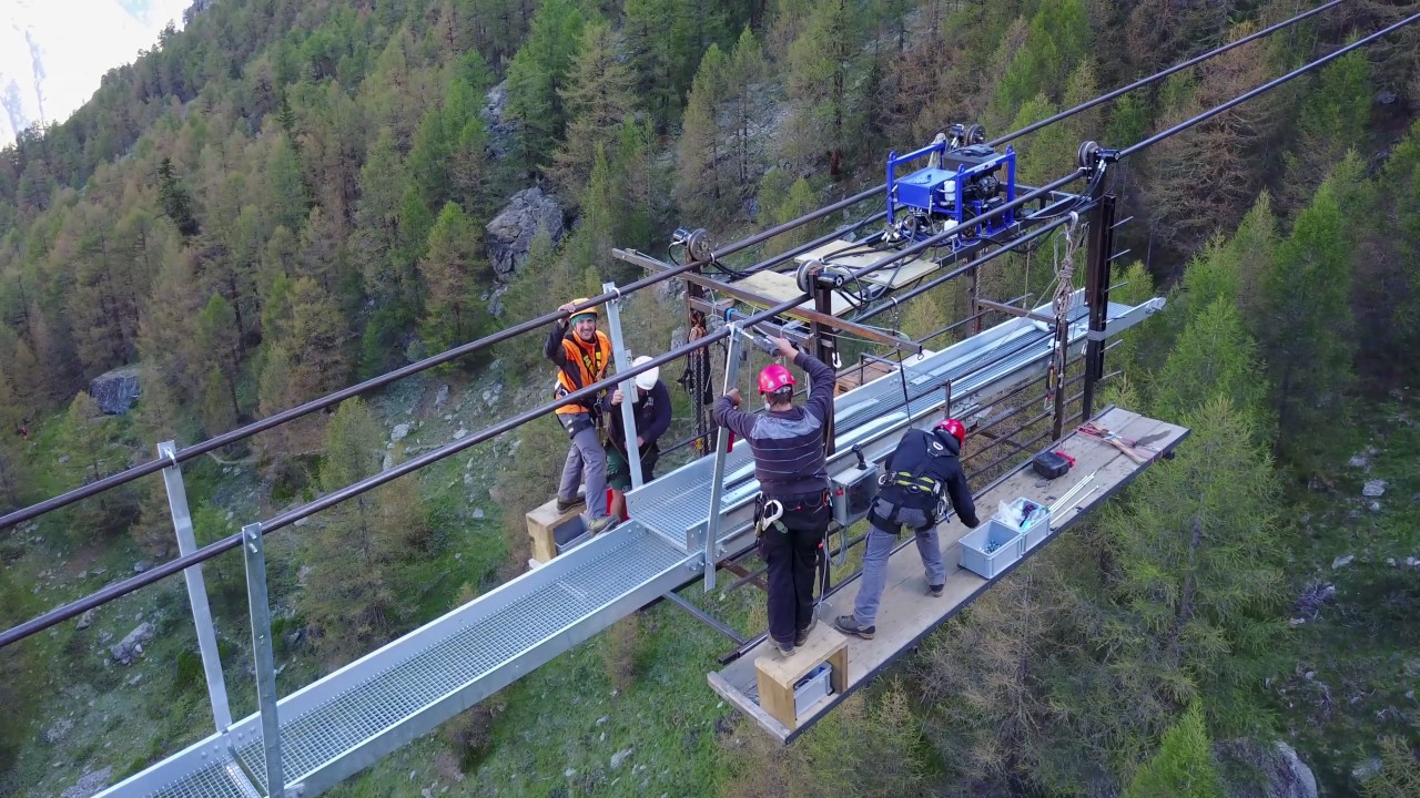Schwindelerregend: Montage der längsten Hängebrücke der Welt