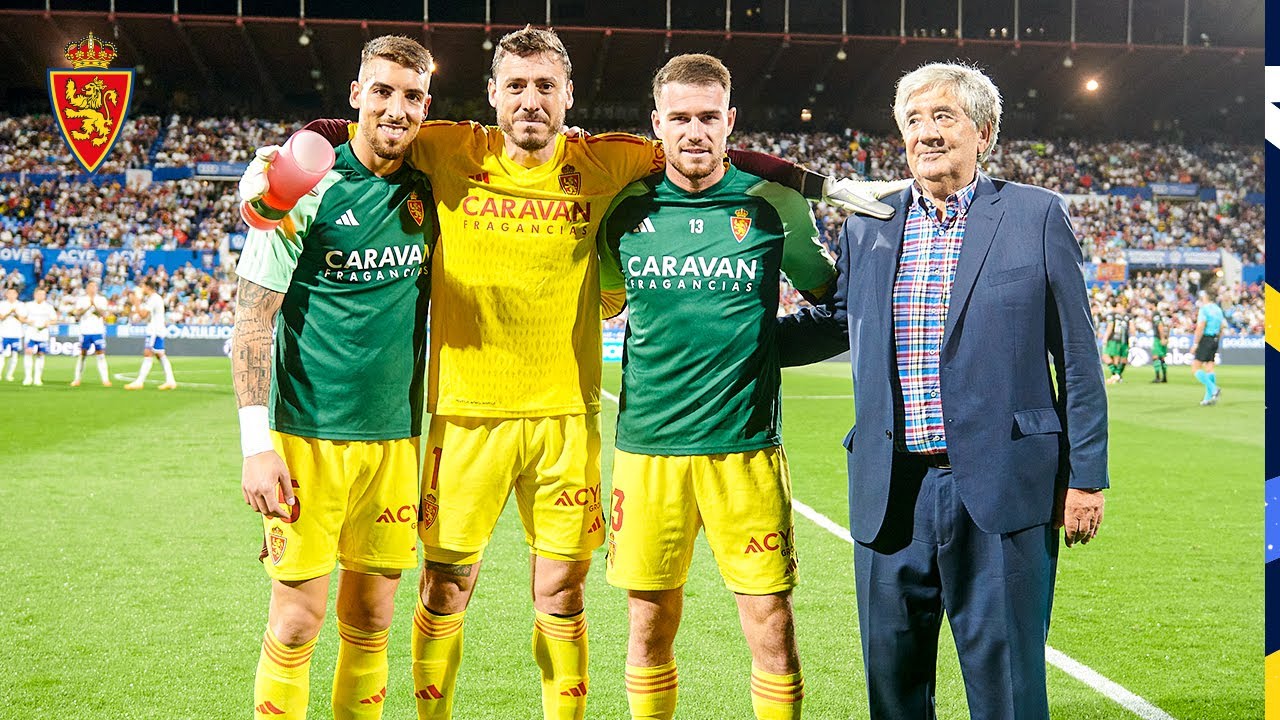 🤗 Un emotivo momento compartido. Cristian &Aacute;lvarez, mejor jugador de agosto en LaLiga Hypermotion