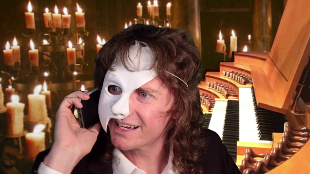 Призрак Оперы пытается пришвартовать свою лодку в зимние месяцы