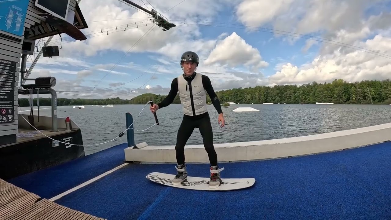 Wakeboard Anf&auml;nger der 360 auf der Box und dem Kicker