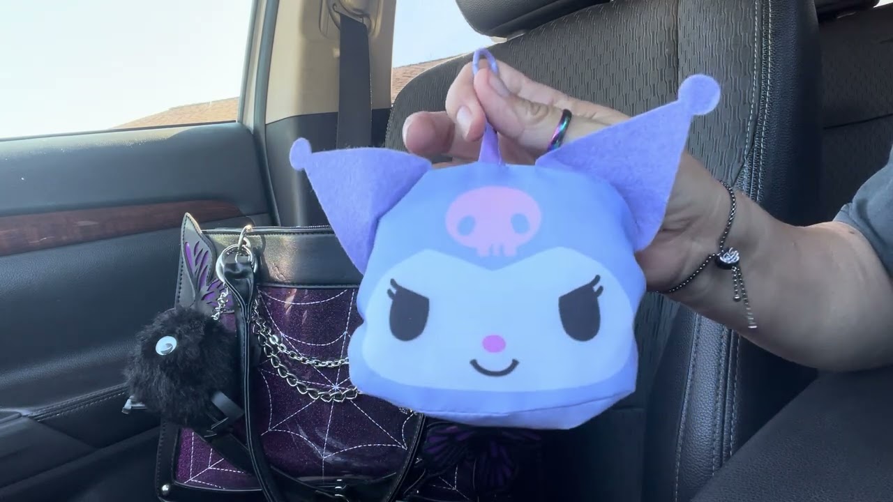 What’s in my bag) Halloween 🎃 edition)🎃👻🕸️🕷️🧛‍♂️🧟‍♀️🧟‍♂️🦹🏼‍♀️🦸🏽‍♀️🍬🍭🧛‍♀️