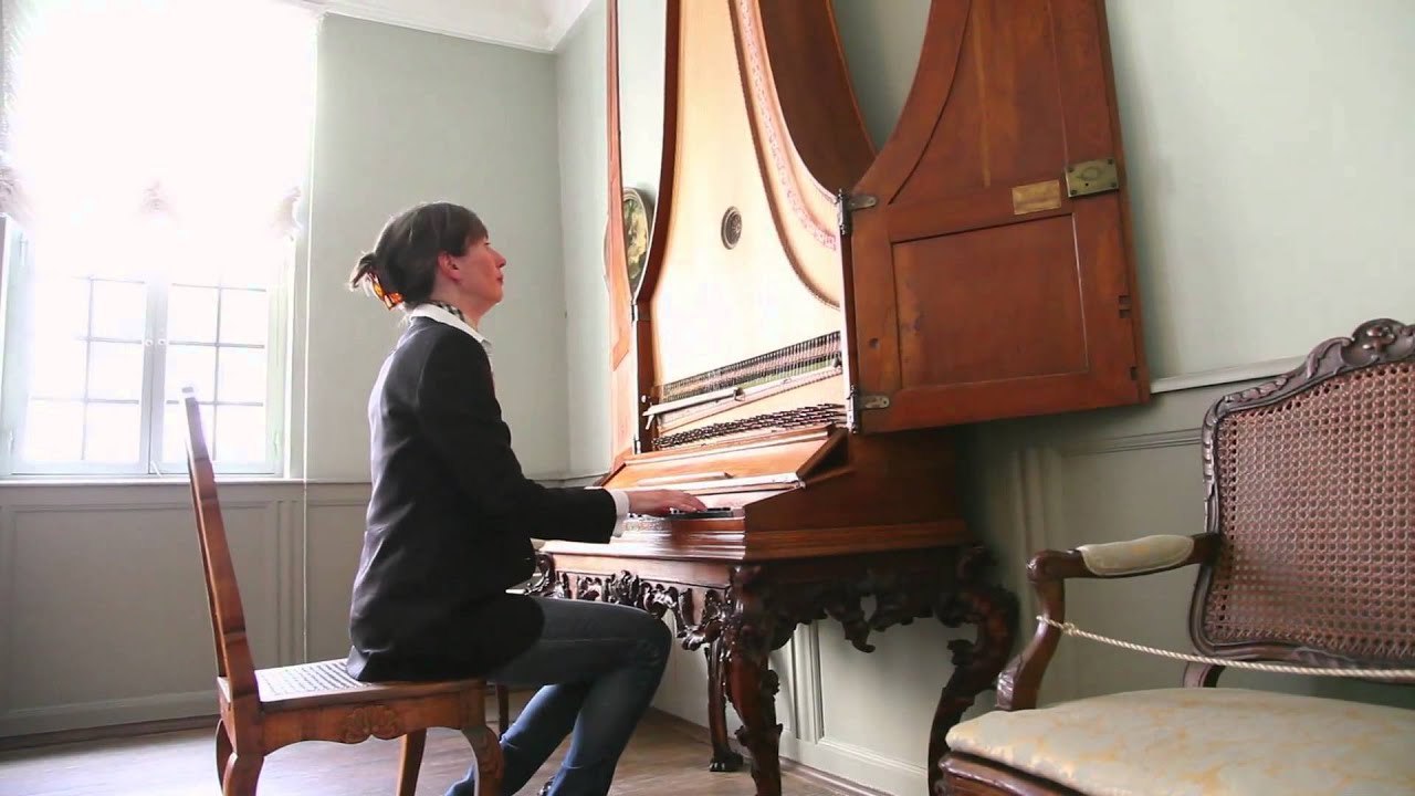 Sylvia Ackermann spielt auf dem Friederici Pyramidenfl&uuml;gel im Goethehaus Frankfurt