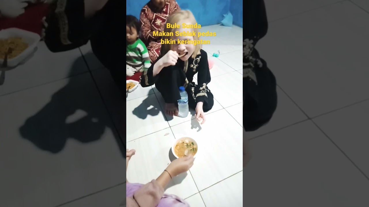 Bule Sunda makan seblak pedas #bulesunda #airterjun #gunungbatujonggol #makanseblak#pedas