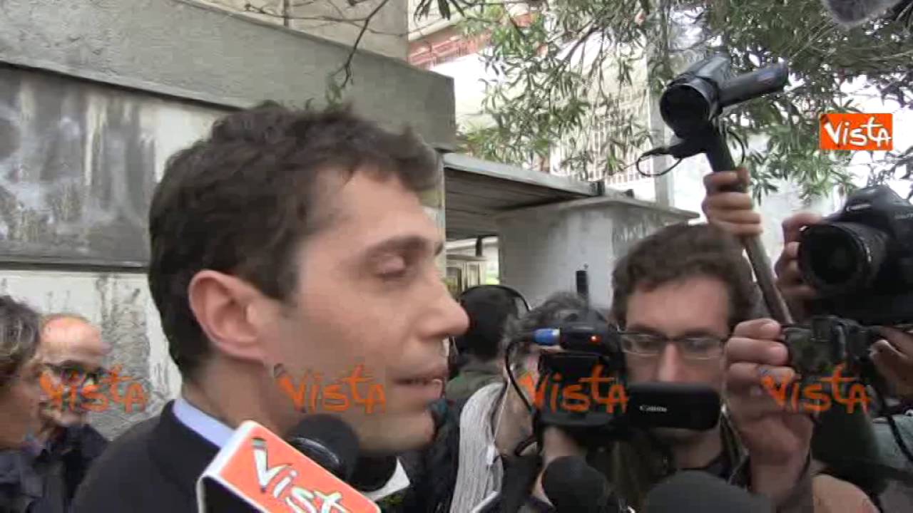 Pannella, i militanti del Partito Radicale nella clinica dove si &egrave; spento