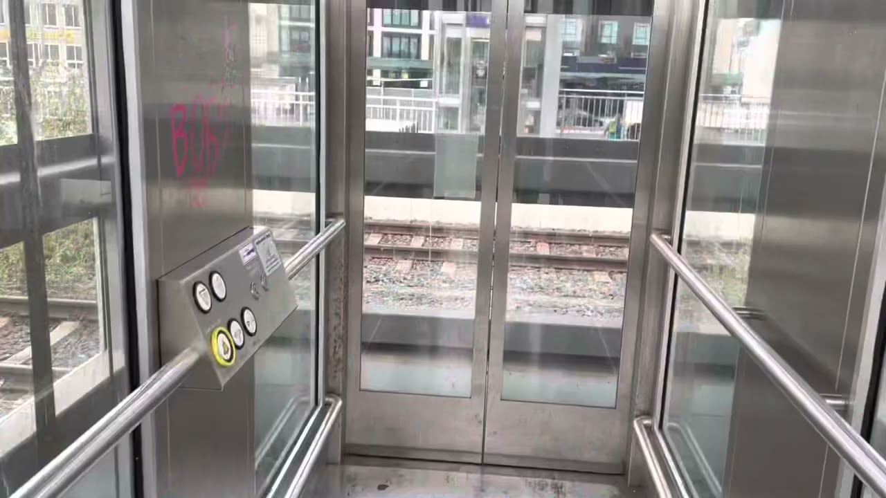 ThyssenKrupp Aufzug am Bahnhof (Gleis 2/3) in Euskirchen