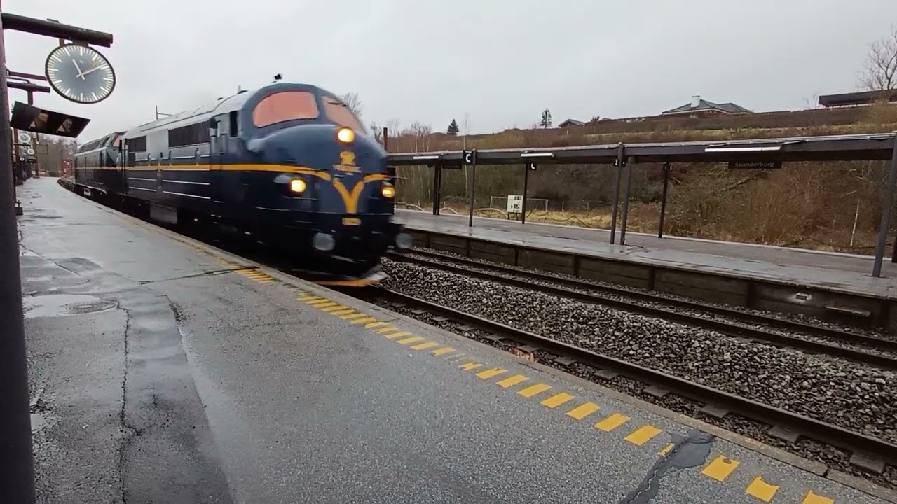26-01-2024. Godstog i regnvejr på Skanderborg Station med Viking Rail MX 1029 i front.