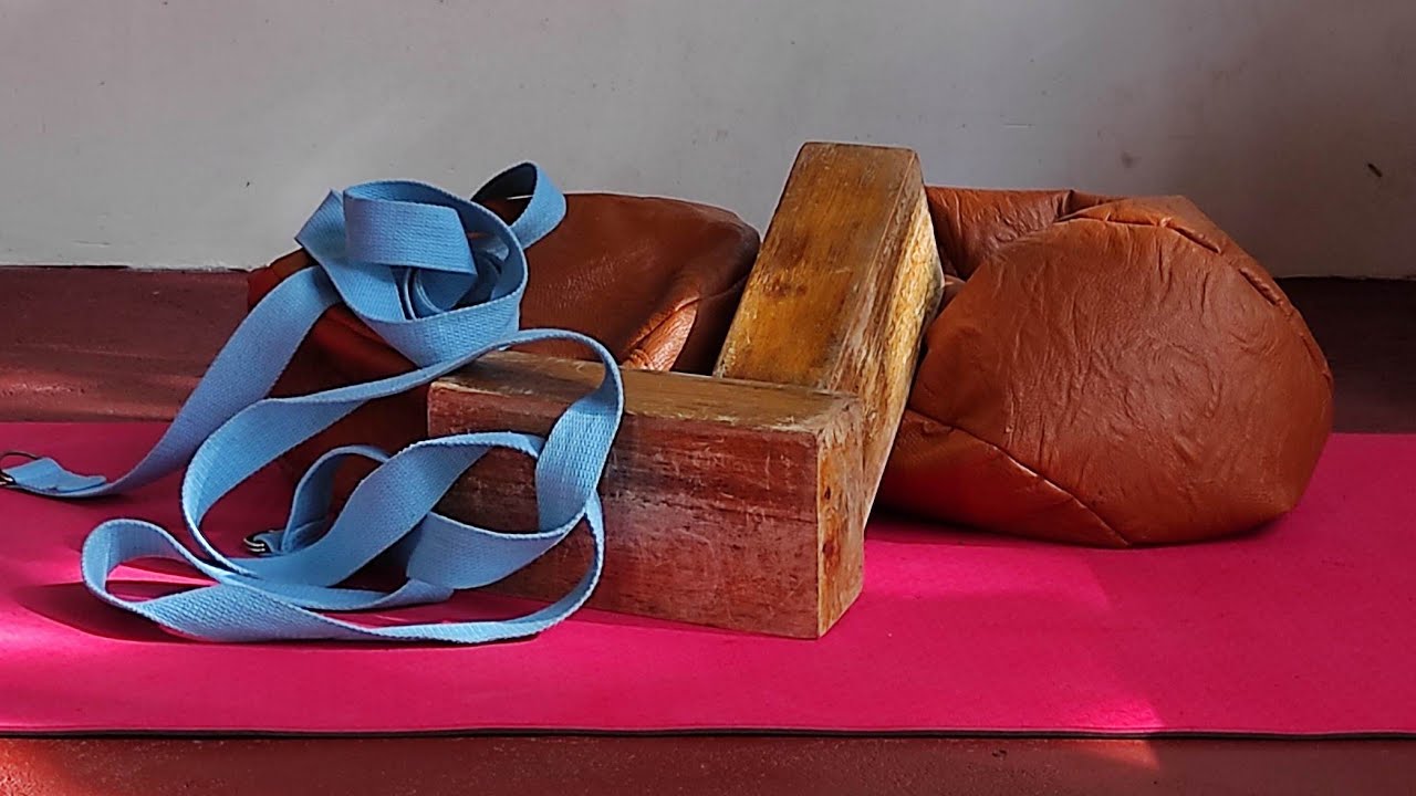 What s Essential Yoga Kit? 