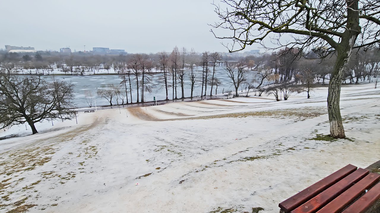 Bucureștiul, văzut de pe dealul din Parcul Tineretului
