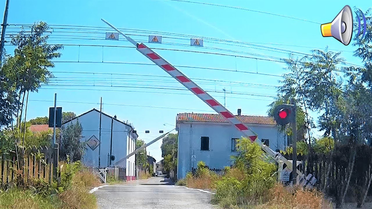 Passaggio a livello San Giuliano (AL) treno merci in transito # railroad crossing # bahnübergang