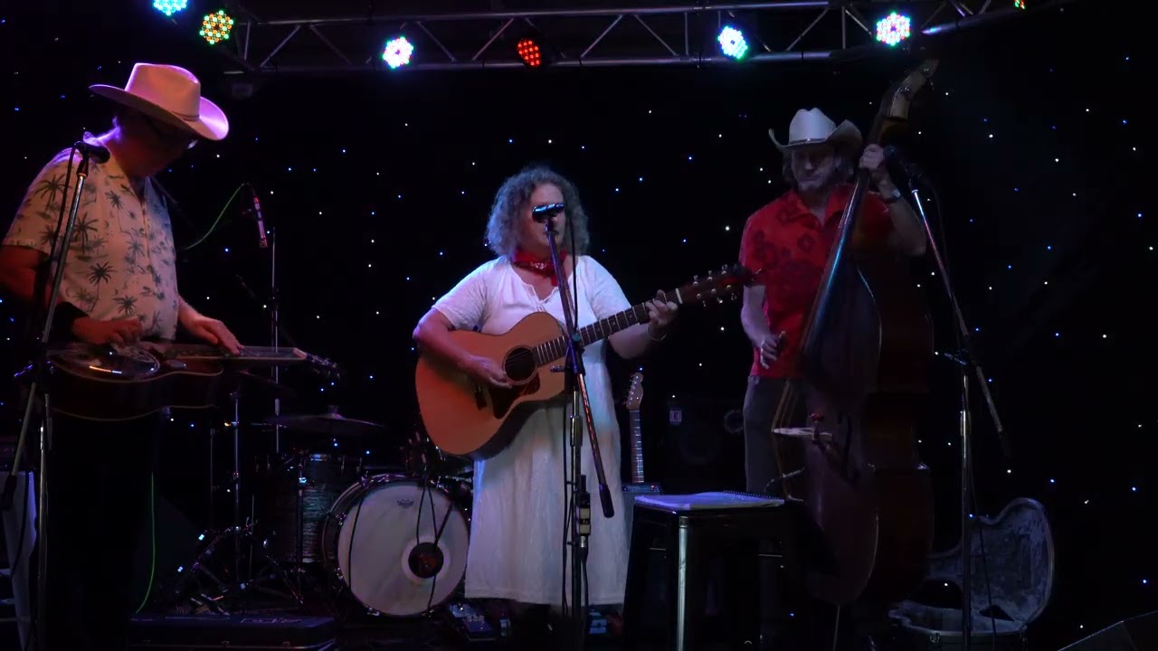 The Cartwheels are Golden Guitar winners Wendy Phypers & Dave Patterson.video C0045