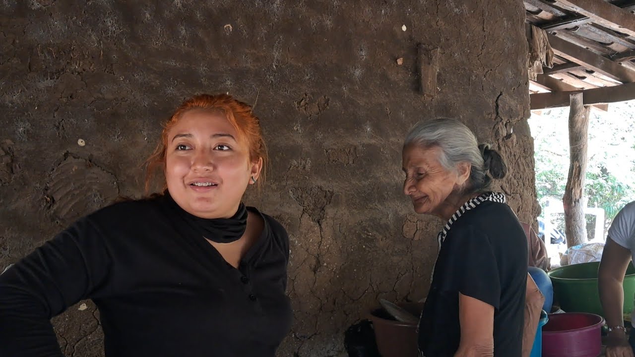 Niña rosita alegre xq Hoy si va a tomar sopa dice 