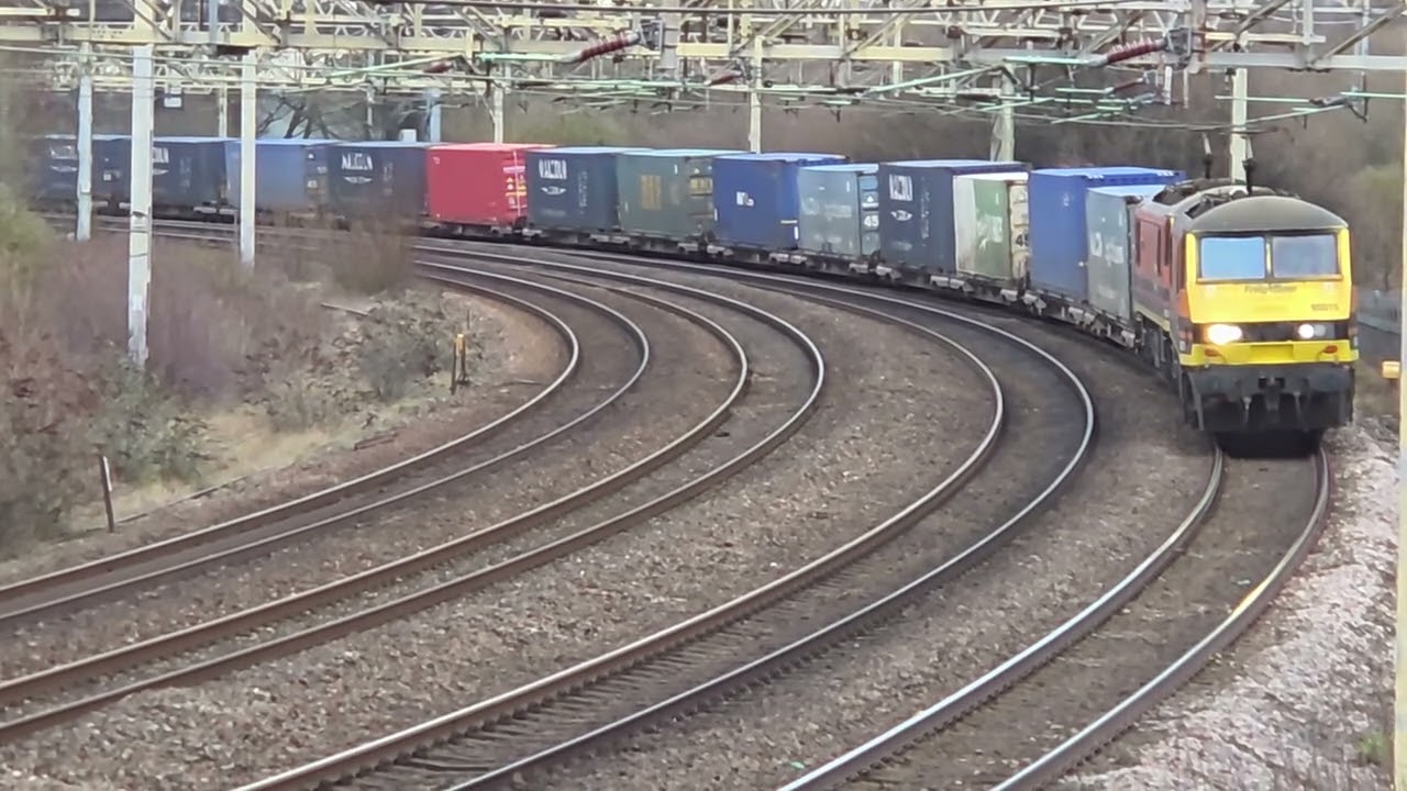 90015 & 90041 - 4S49 1104 Daventry Int Rft Recep Fl to Grangemouth - slowly rounds Queensville Curve