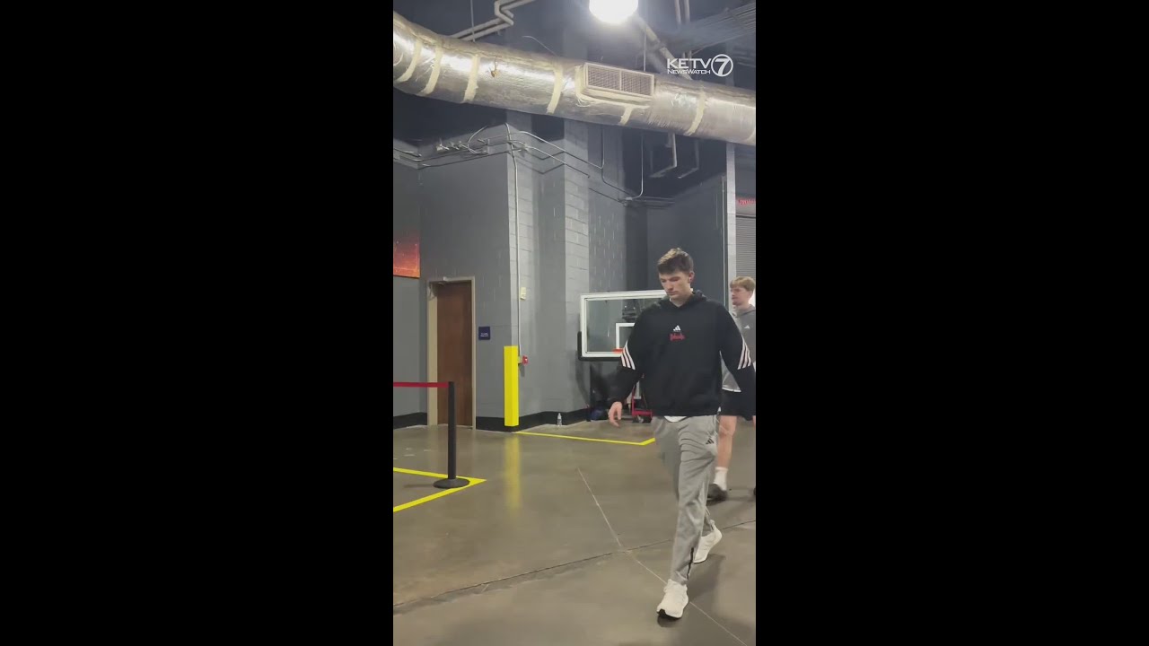 Nebraska basketball arrives at Toyota Center ahead of Sweet 16 game