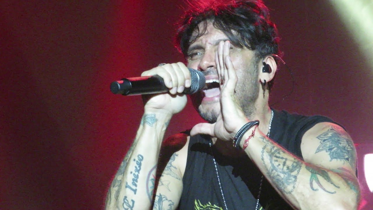 Fabrizio Moro - Non mi avete fatto niente (live @Brixia Forum, Brescia)