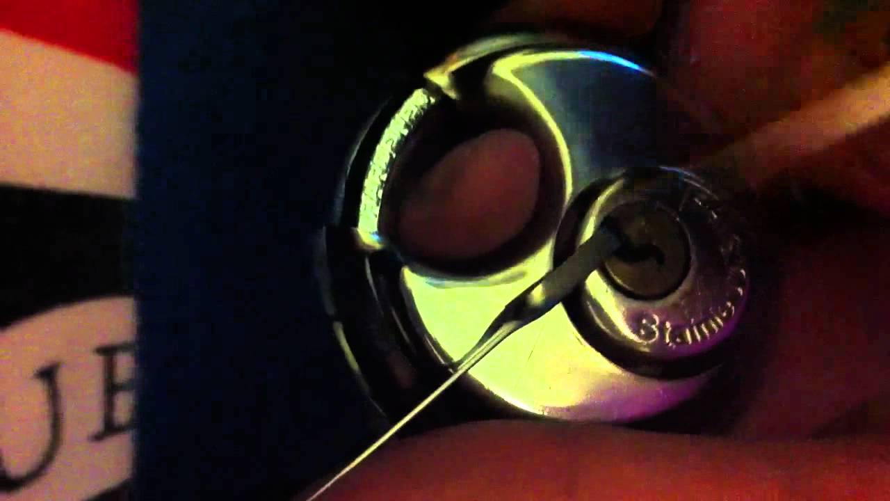 Disc padlock tumbler picking