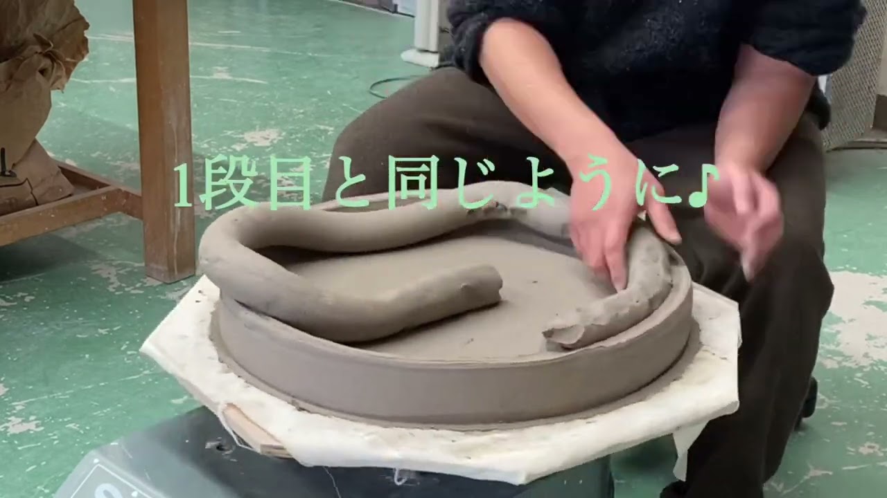 大壺を手捻りで作っていきます。その1。