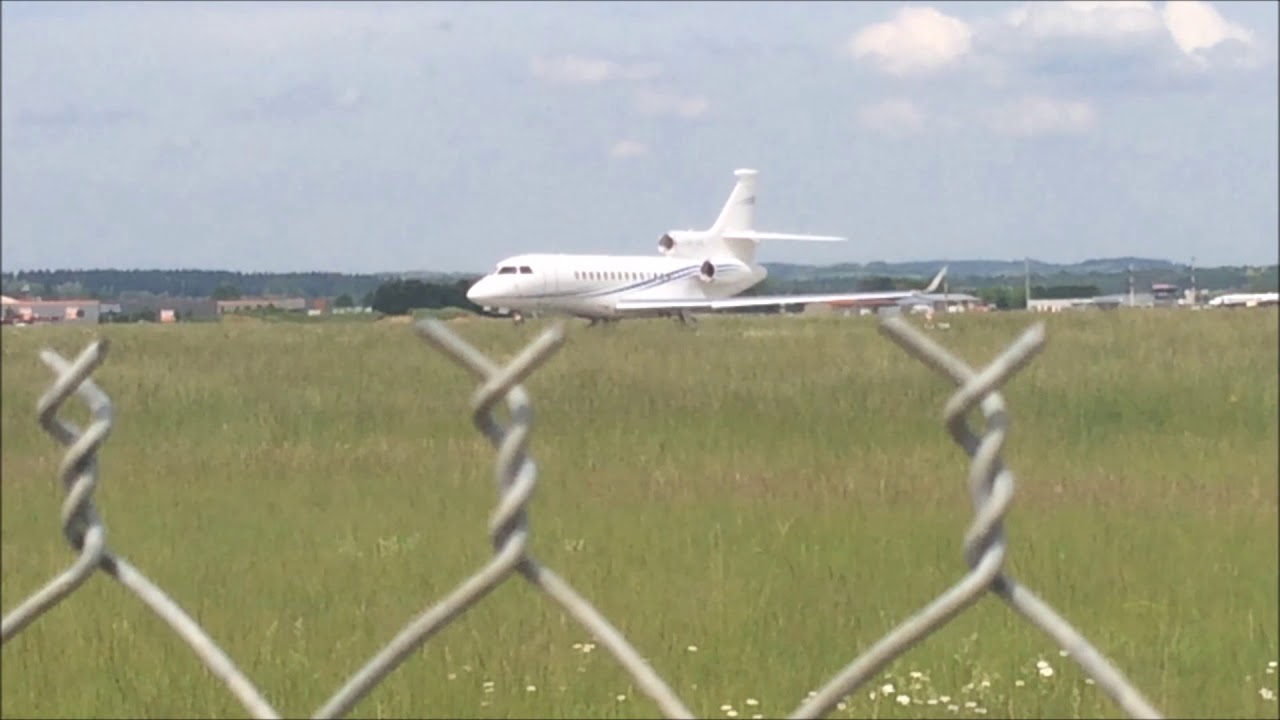 Décollage d' avions à l' aéroport de Dole et atterrissage