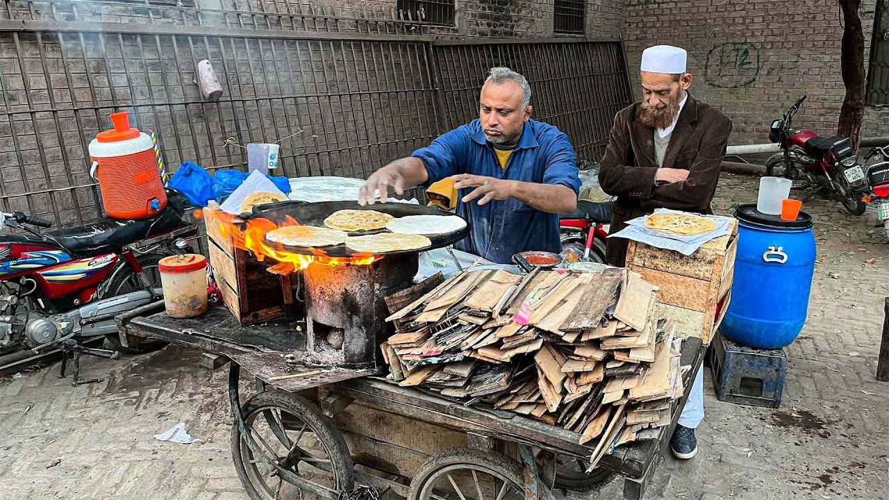 HIGHWAY STREET CART SERVING AMAZING DESI NASHTA 😍| SAAG PARATHA 🤤| AUTHENTIC PAKISTANI STREET FOOD🇵🇰