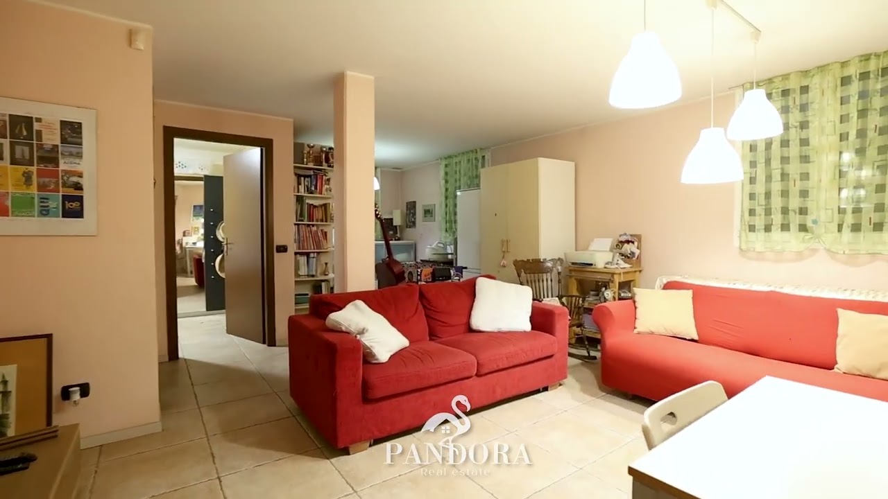 PORZIONE DI VILLA BIFAMILIARE CON GIARDINO E BOX DOPPIO