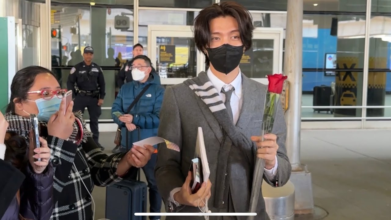 Johnny Suh accepts a rose in NYC! #johnnysuh #nct127