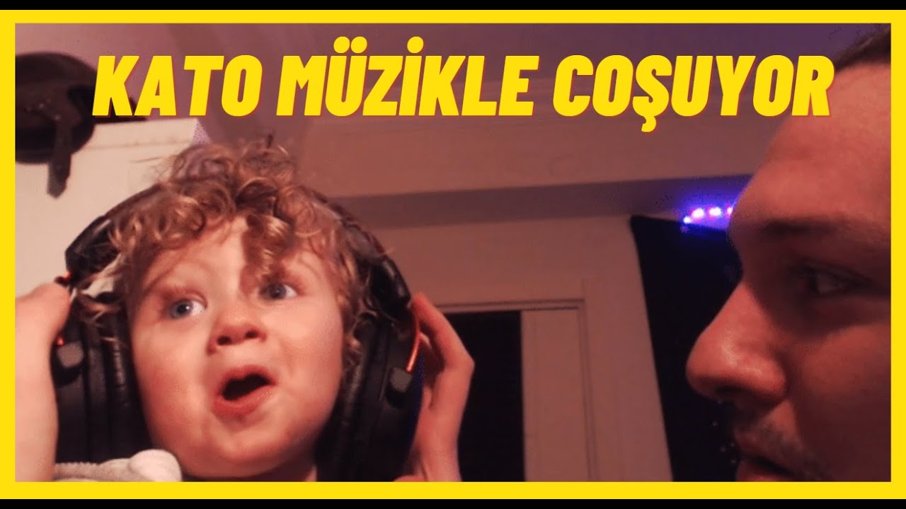 Toqtir Çocuğu Katya İle Yayında Müzik Dinliyor