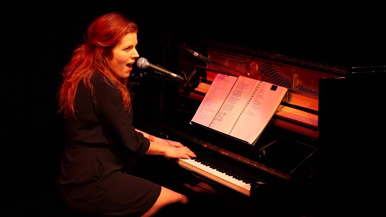 Vlakke Land ( tekst en muziek Jaques Brel) uitgevoerd door Renee van Bavel