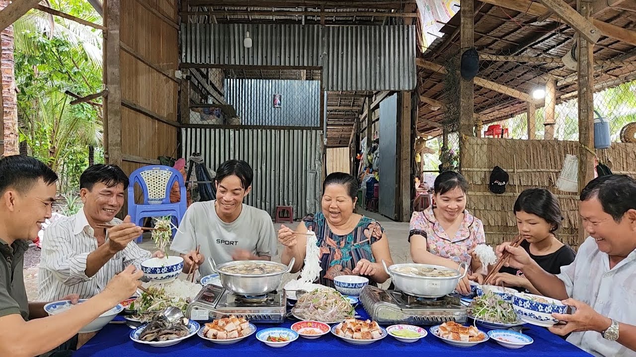 Cười Sặc Cơm với Anh Hùng Xà Beng Khi Thưởng Thức Bún Nước Lèo Heo Quay | TKQ & Family T1391