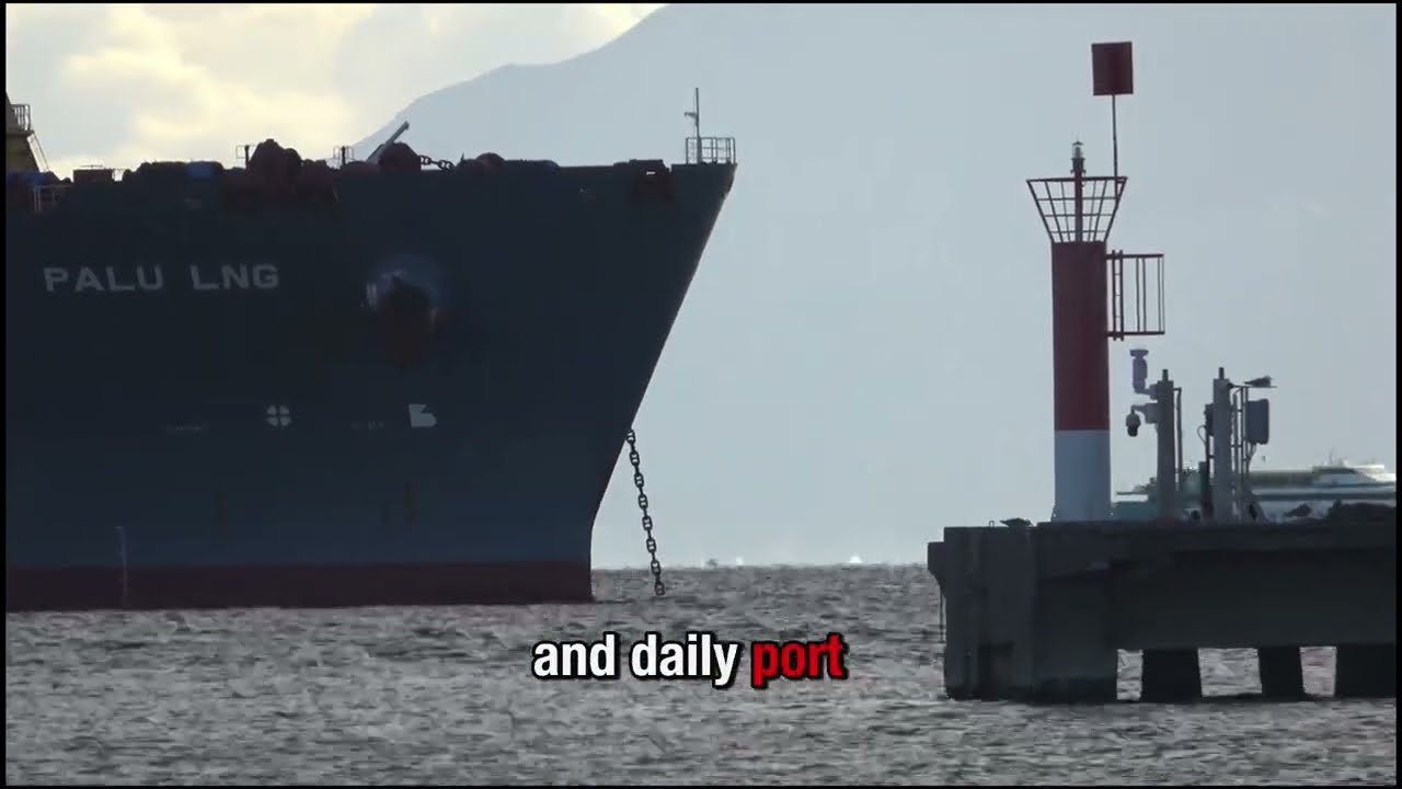 Описание портовых операций: буксир направляет нефтяной танкер NAXOS II на нефтеперерабатывающий з...