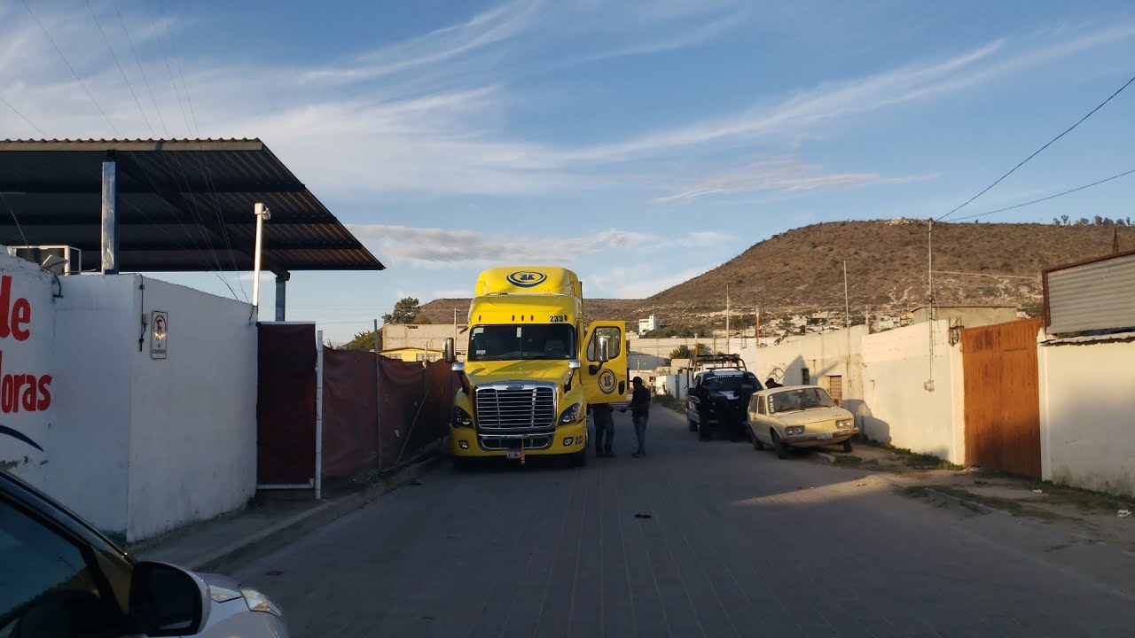 Se encontró  Freightliner y remolque abandonado en Huixcolotla Puebla