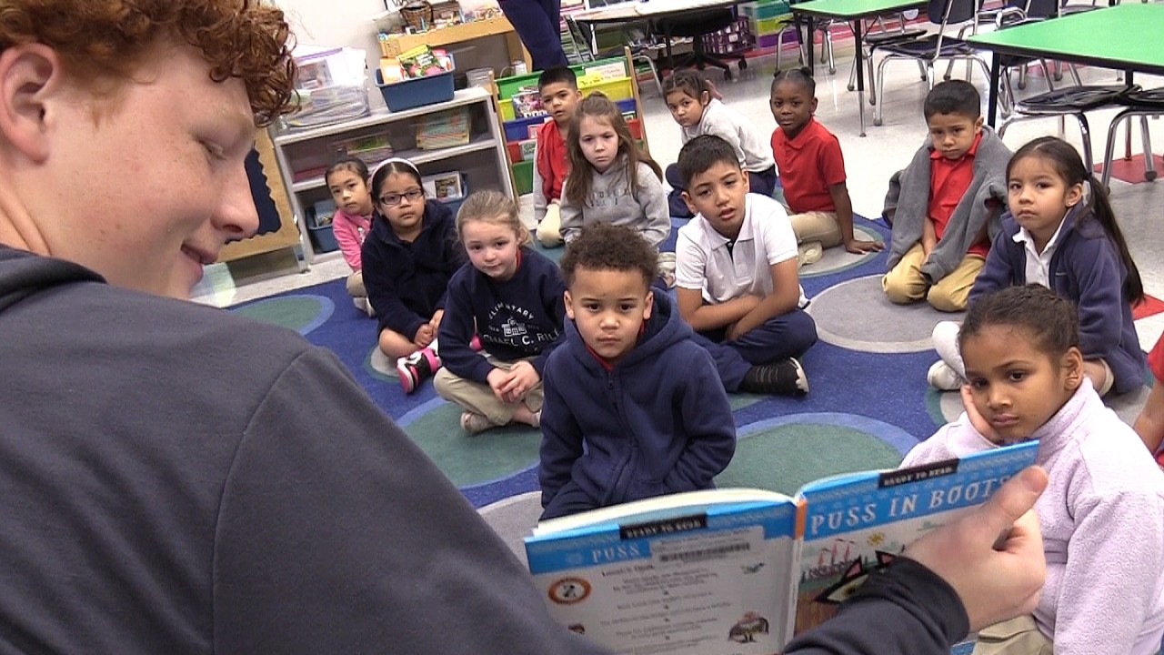 Успехи в сфере книгоиздания | Команда по лакроссу помогает начать Неделю чтения в Америке