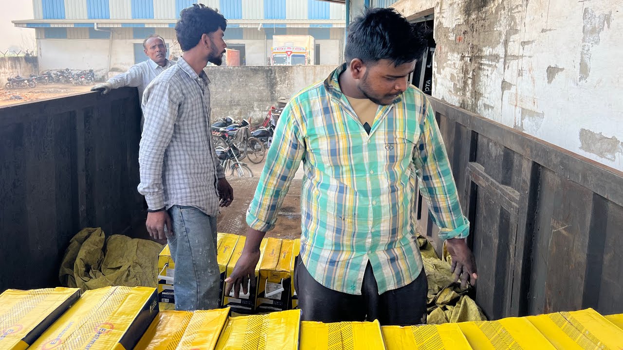 बारिश ने किया बर्बाद! 🌧️ 1,00,00,000 की बैटरियां पानी में भीग गईं