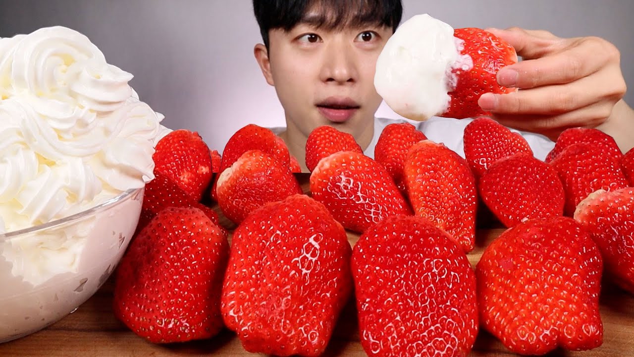 엄청 큰 자연 왕딸기... 휘핑크림 먹어보겠슴다!!! ASMR MUKBANG Big strawberry cream EATING SHOW 먹방