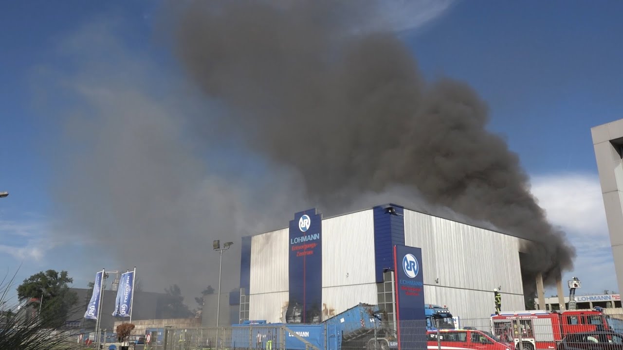 [WIEDER GROSSBRAND BEI LOHMANN] Schwarze Rauchwolke über Emsdetten - Lagerhalle mit Müll brennt (5)