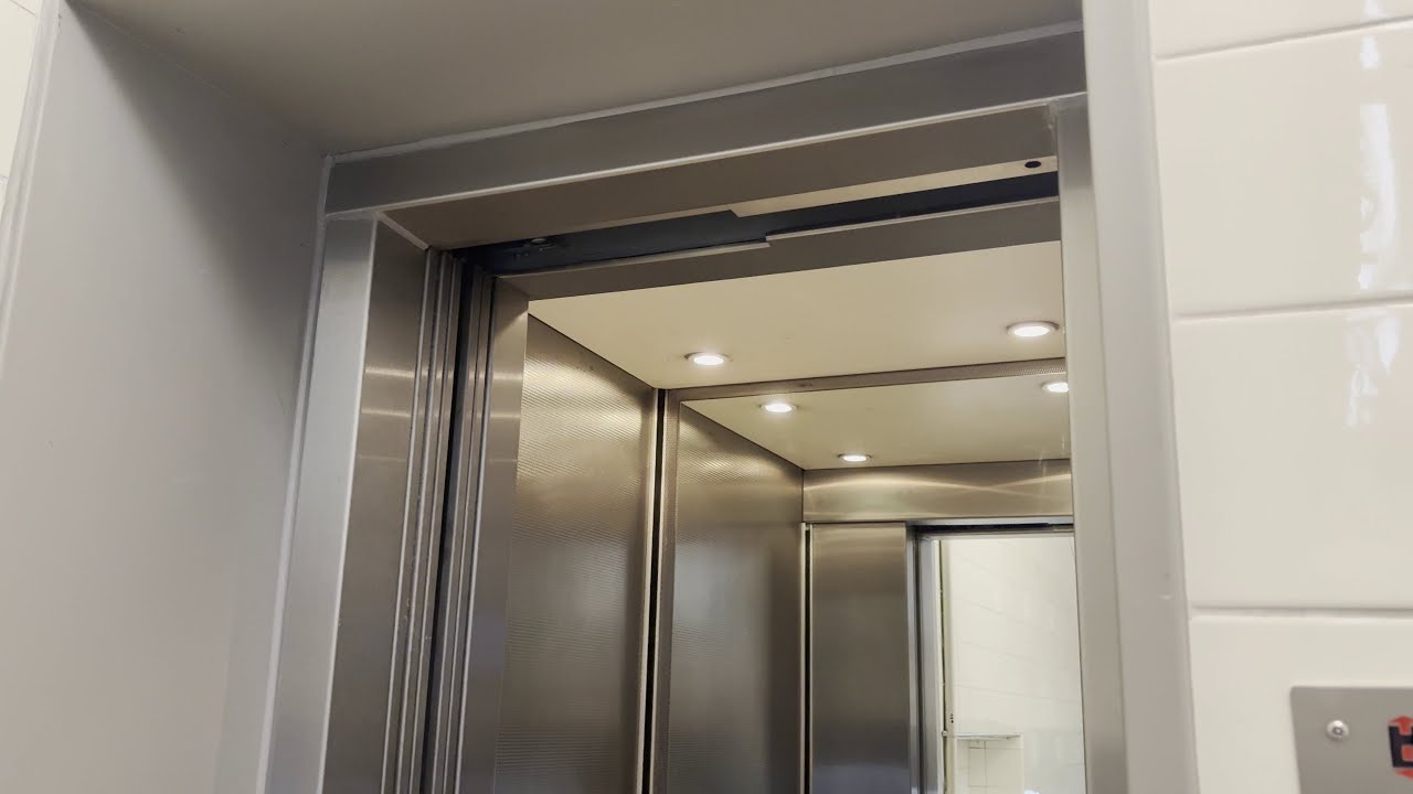 1965 Fritz Schmidt (mod. Hanse Lift) traction Elevator in Hamburg