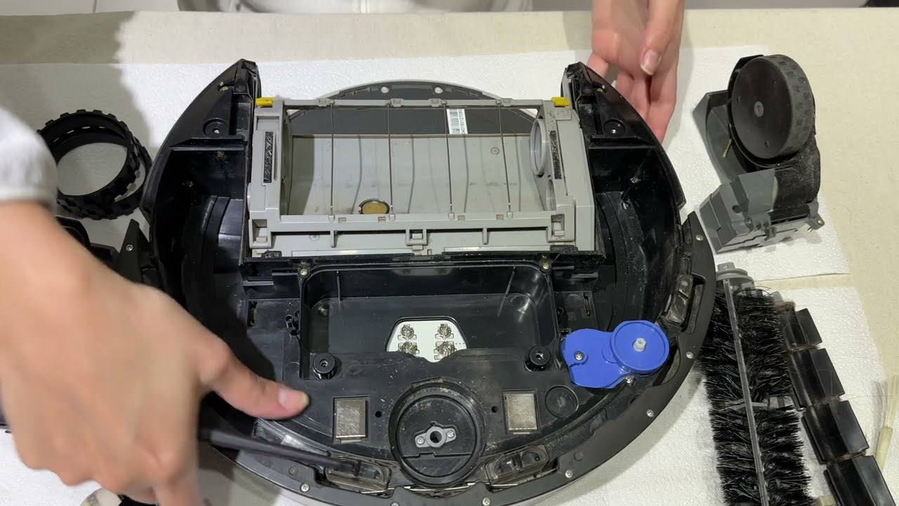 🔧 **Guía Visual: Cómo Cambiar los Cauchos de las Ruedas del Robot Aspiradora Roomba 690 de iRobot 🚀