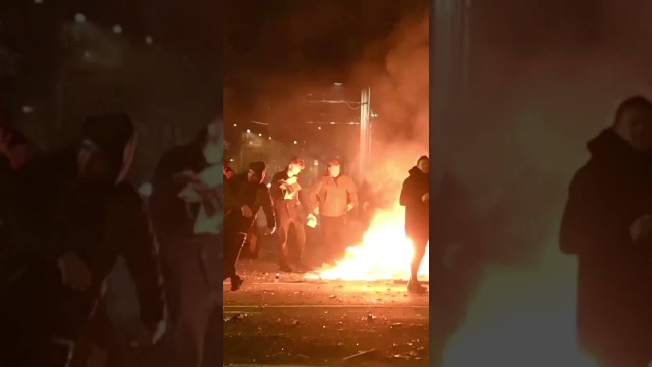 Silvester-Krawalle in Leipzig: Polizei r&uuml;ckt mit R&auml;umpanzer und Wasserwerfer ab