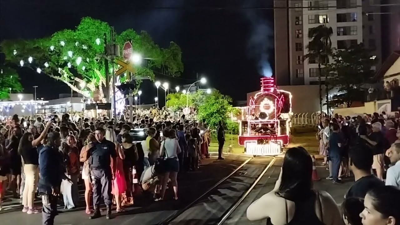 olha isso o trem com as luzes de natal em Jaraguá do Sul Santa Catarina