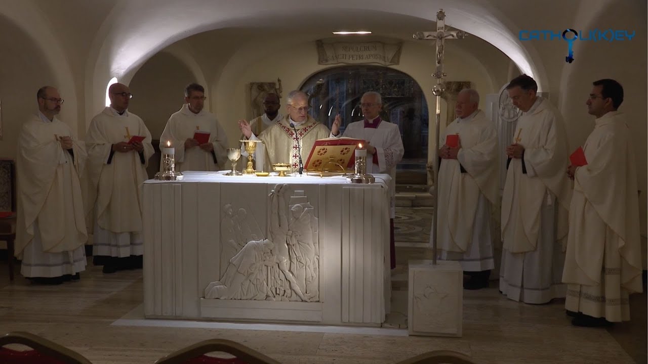 Papa Leone XIV celebra la Messa vicino la tomba di San Pietro