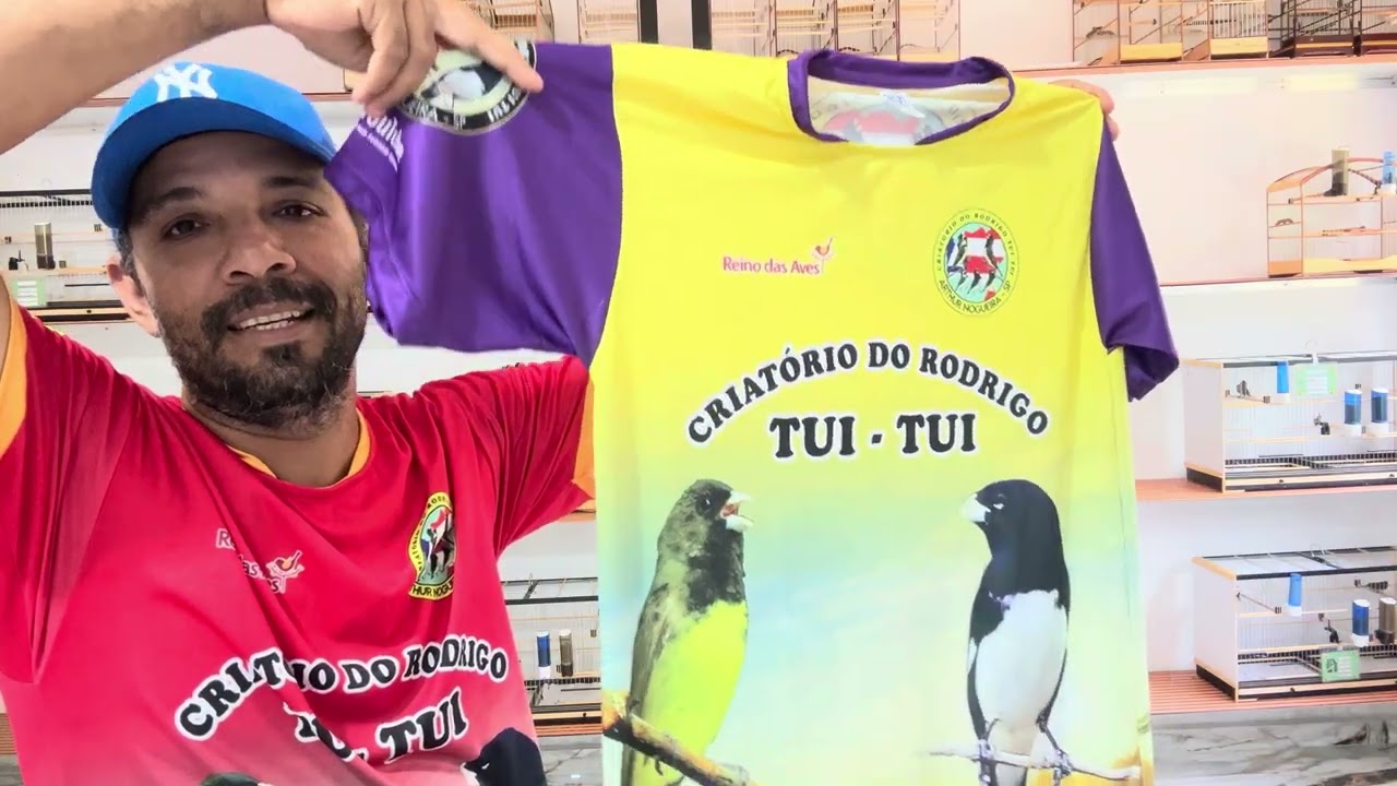 Rodrigo apresentado os novos modelo das camisa tui tui.