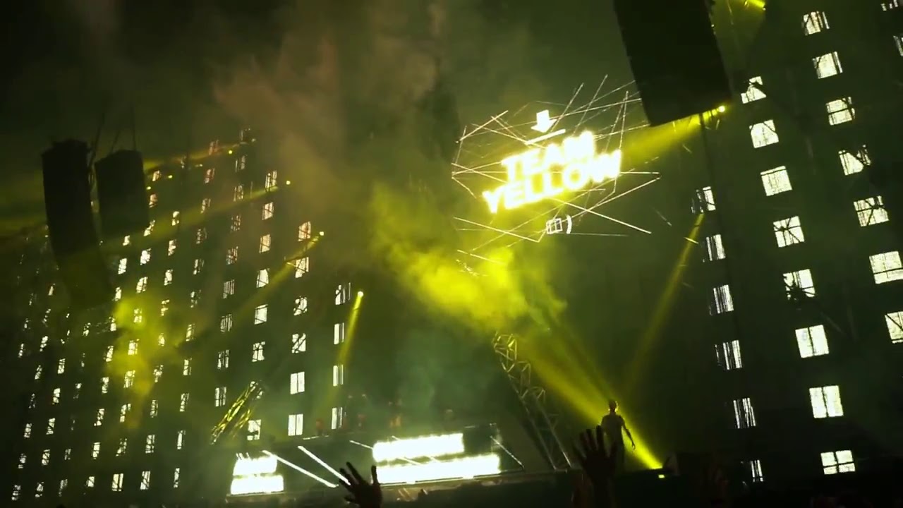 Team Yellow @ Hard Bass 2015